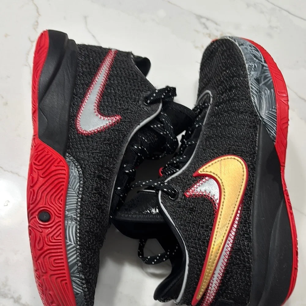 Nike Black and Gold Athletic Shoes with Sleek Design